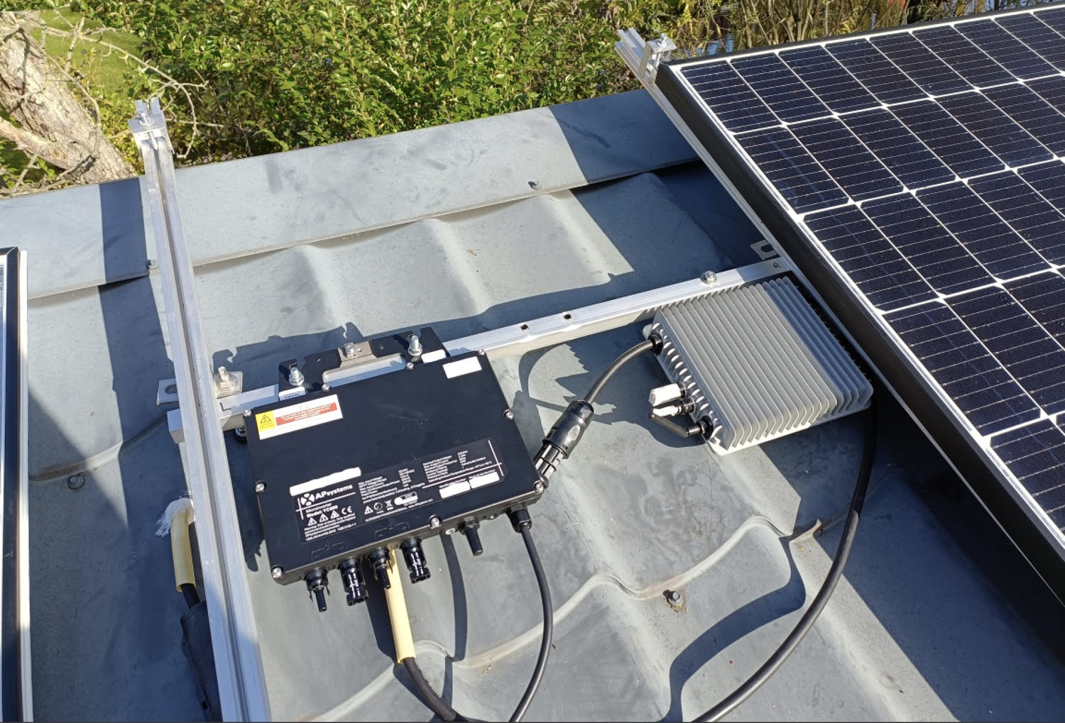 Projectfoto van zonnepanelen met mini-omvormer op het dak