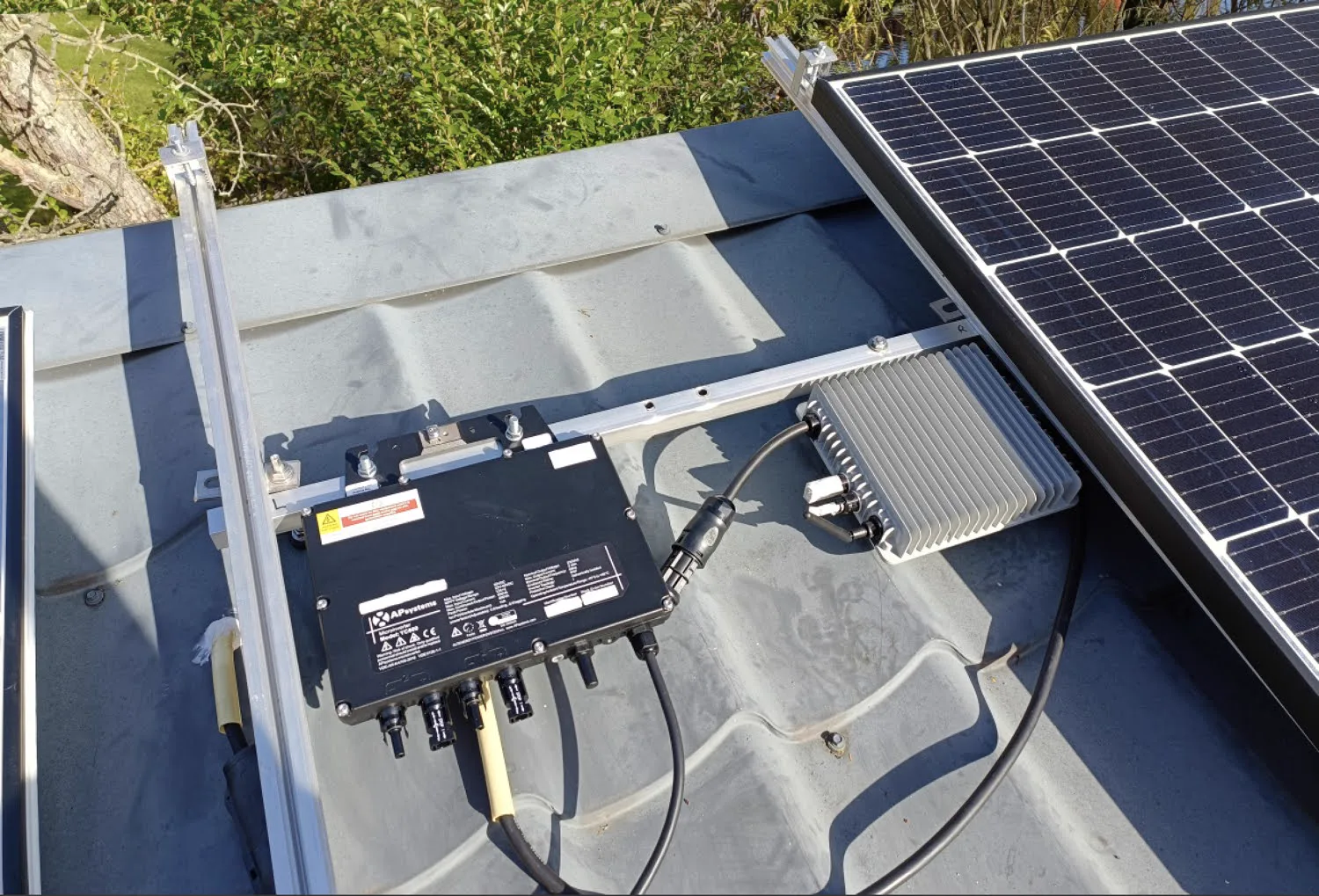 Projectfoto van zonnepanelen met mini-omvormer op het dak
